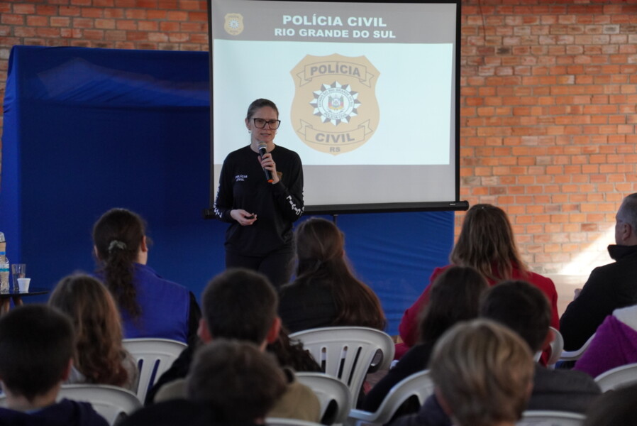 Conscientização sobre bullying e cyberbullying reúne estudantes da EMEF Caminhos do Saber